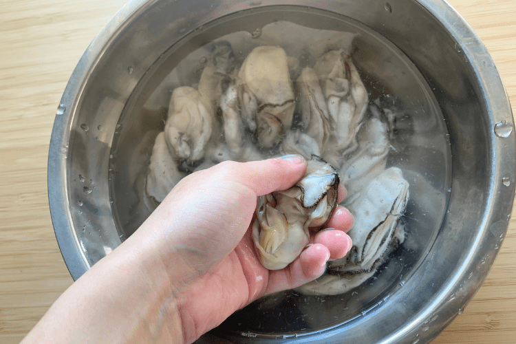 柿のオイル漬け工程1_牡蠣を良く洗う