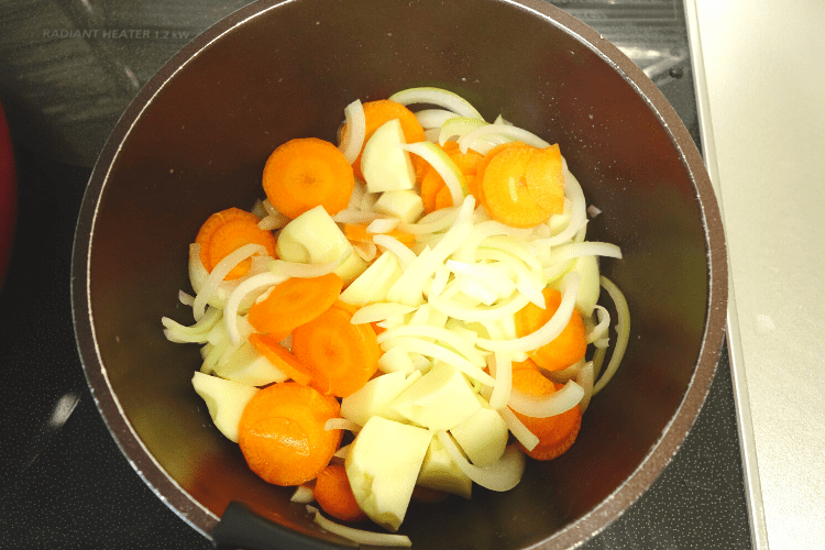 フィンランド料理ロヒケイット野菜を炒める