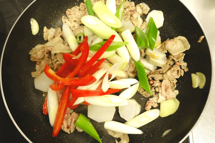 里芋と豚肉のピリ辛炒め材料を炒める