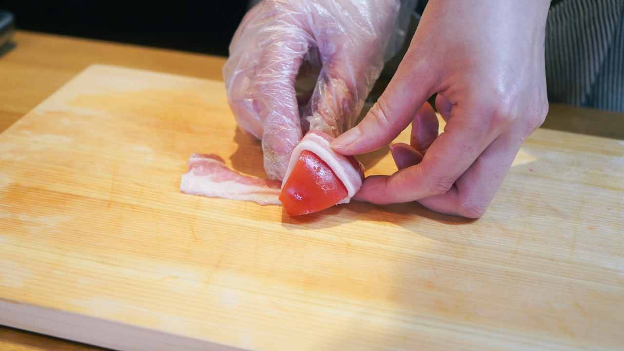 豚肉でトマトを巻く